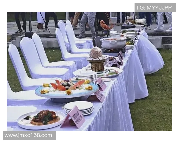 在球场享受三国风味小吃的美食盛宴与文化交融